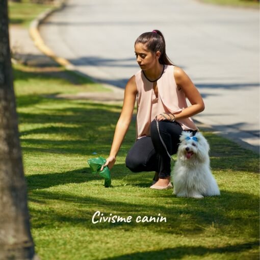Femme ramassant les déjections de son chien